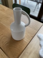 BIAŁY WAZON PORCELANOWY Z UCHEM