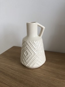 KREMOWY  WAZON PORCELANOWY Z UCHEM 